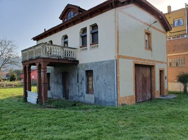 Casa amb balcó en venda a Grado