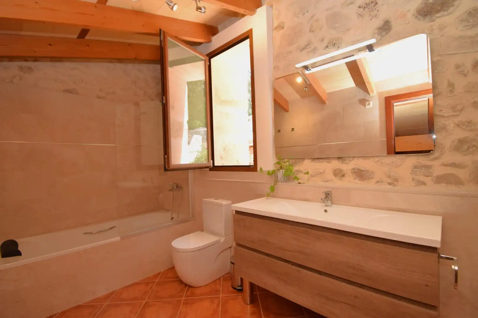 Bathroom of Country homes for rent in Sineu  with Air Conditioner, Private garden and Terrace