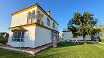 Vista exterior de Casa o xalet en venda en Chiclana de la Frontera amb Jardí privat i Terrassa