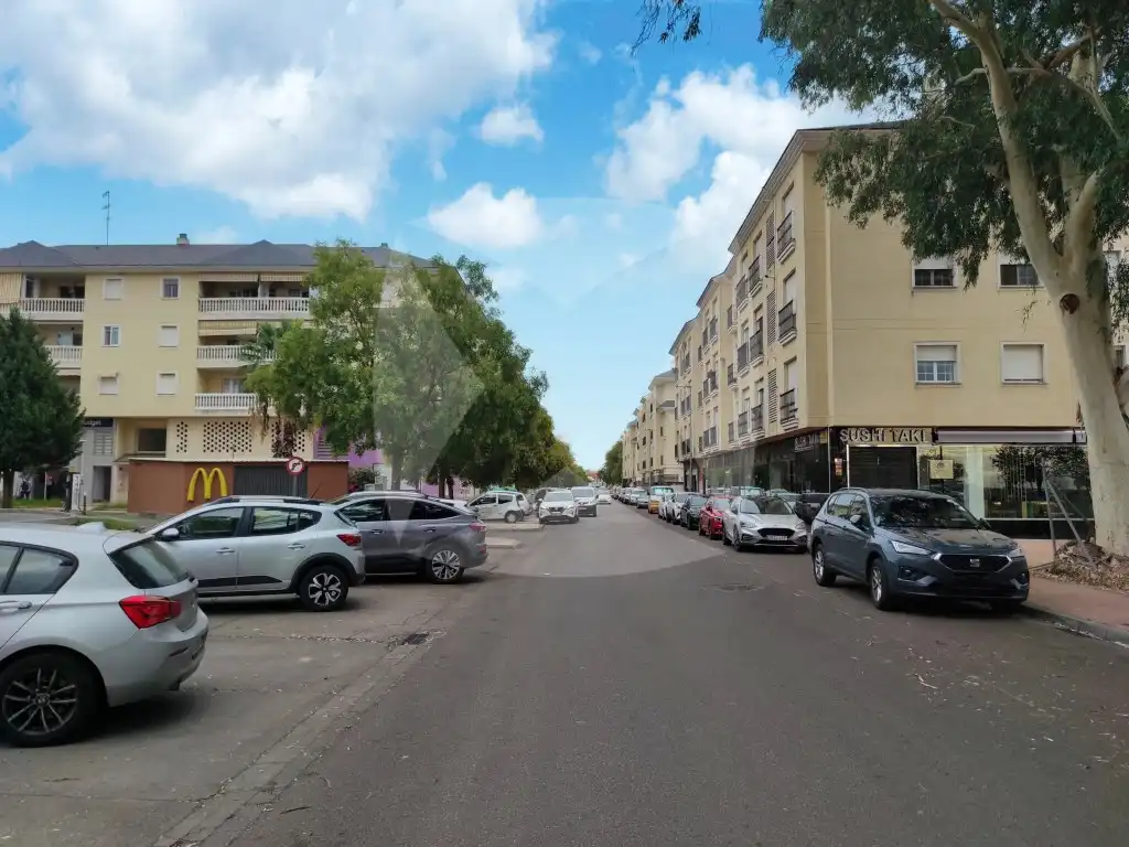 Gewerbefläche zur Miete in Calle Julio Cienfuegos Linares, imagen 8