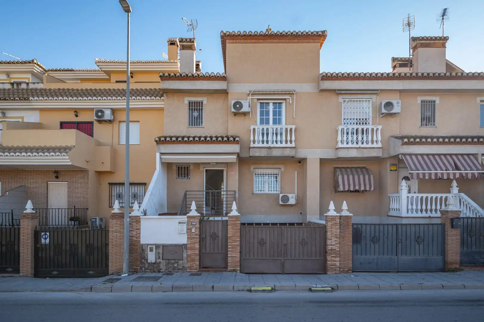 Vista exterior de Casa adosada en venda en Ogíjares amb Aire condicionat, Calefacció i Piscina