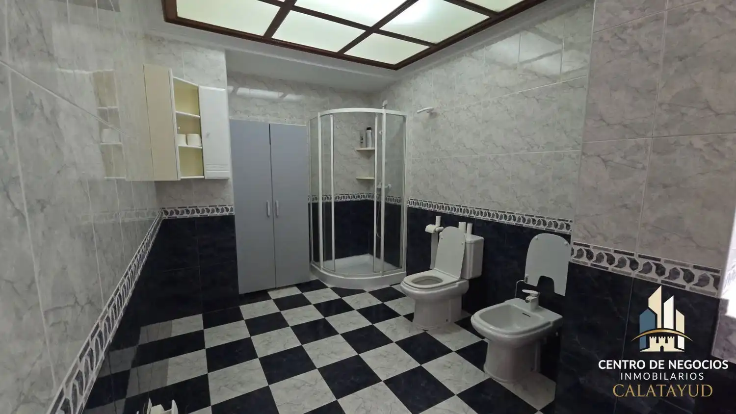 Badezimmer von Wohnung zur untervermieten in Calatayud mit Klimaanlage, Heizung und Parkett