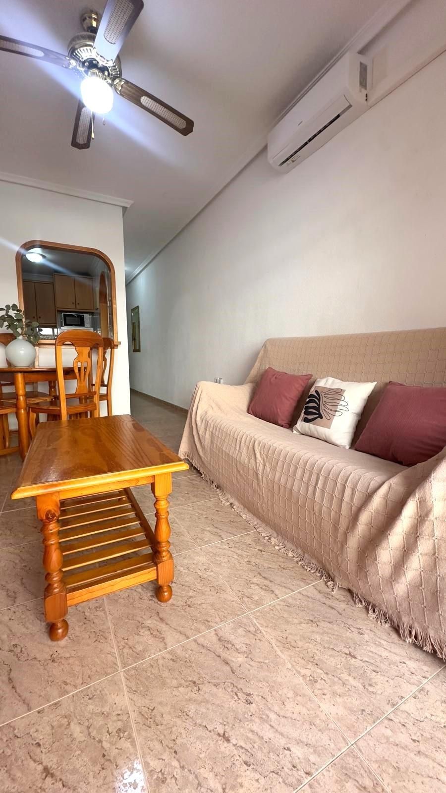 Dormitori de Apartament de lloguer en Torrevieja amb Aire condicionat, Terrassa i Balcó