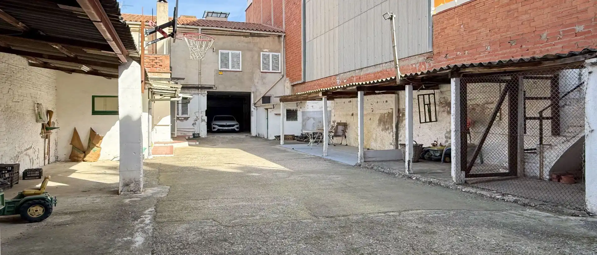Parking de Casa o chalet en venta en Sant Boi de Llobregat con Aire acondicionado, Calefacción y Jardín privado