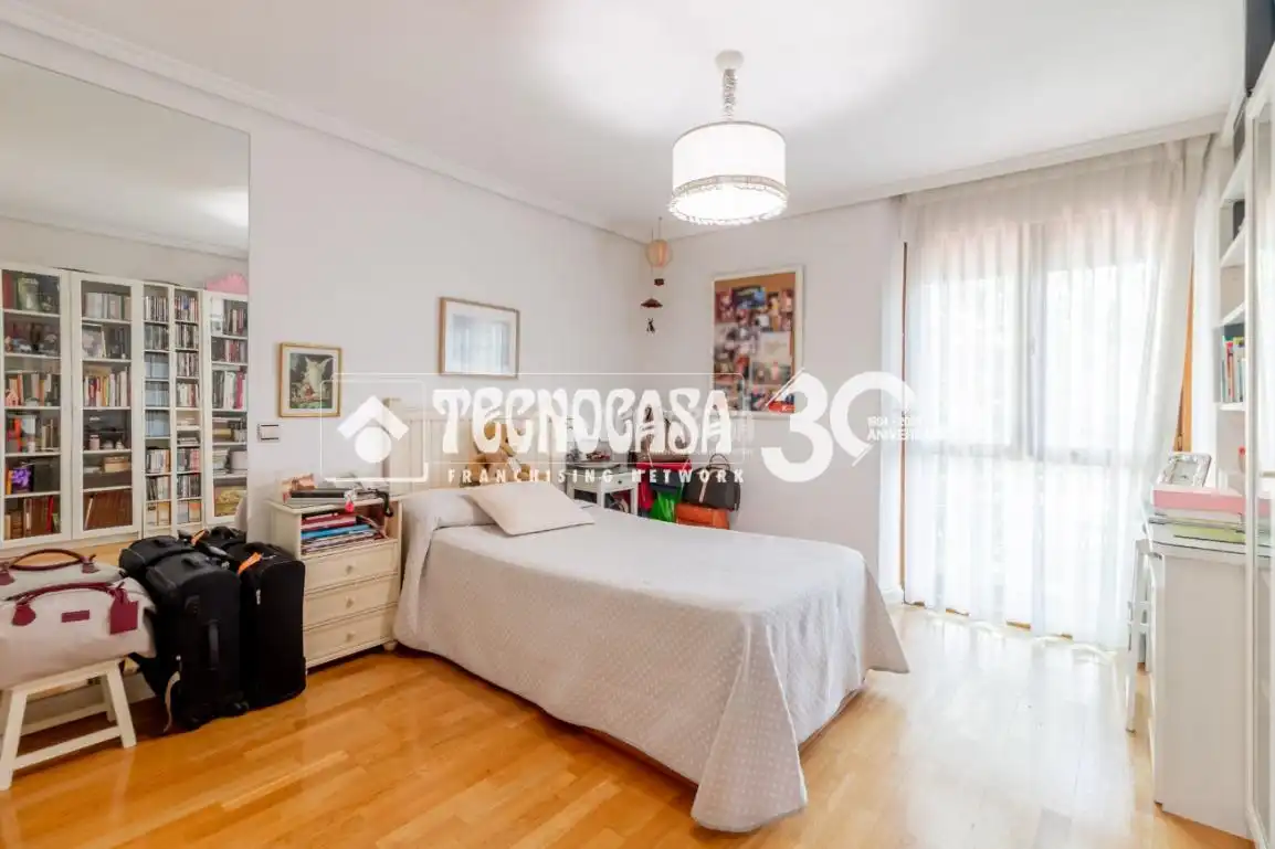 Dormitori de Casa adosada en venda en Madrid amb Aire condicionat, Calefacció i Terrassa