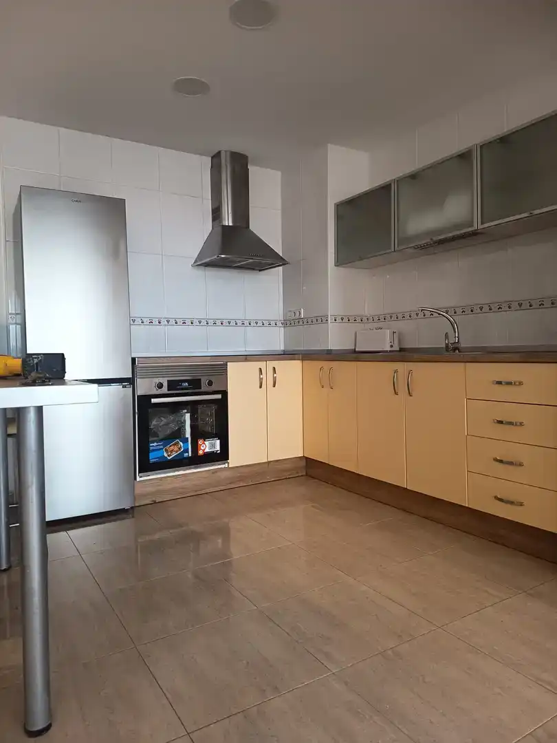 Cuina de Apartament de lloguer en Águilas amb Aire condicionat, Moblat i Balcó