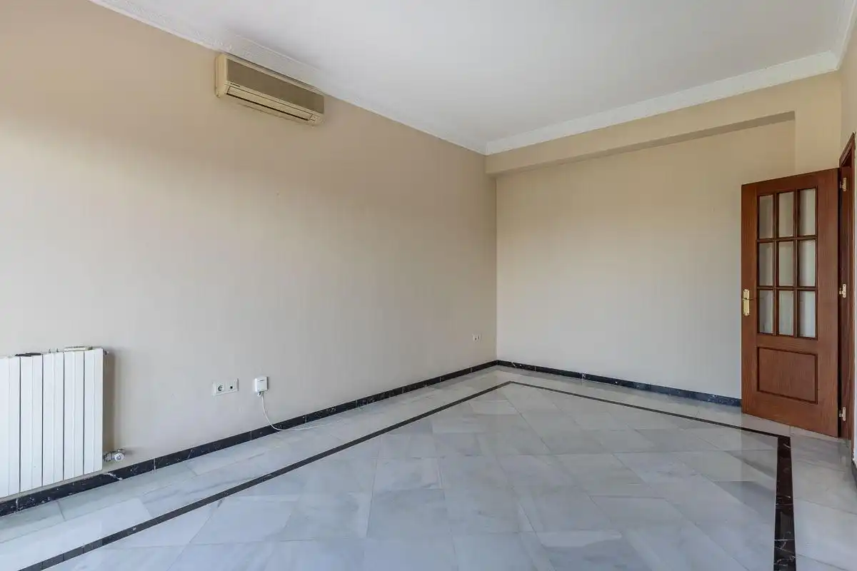 Flat for rent in Granada  with Air Conditioner and Heating