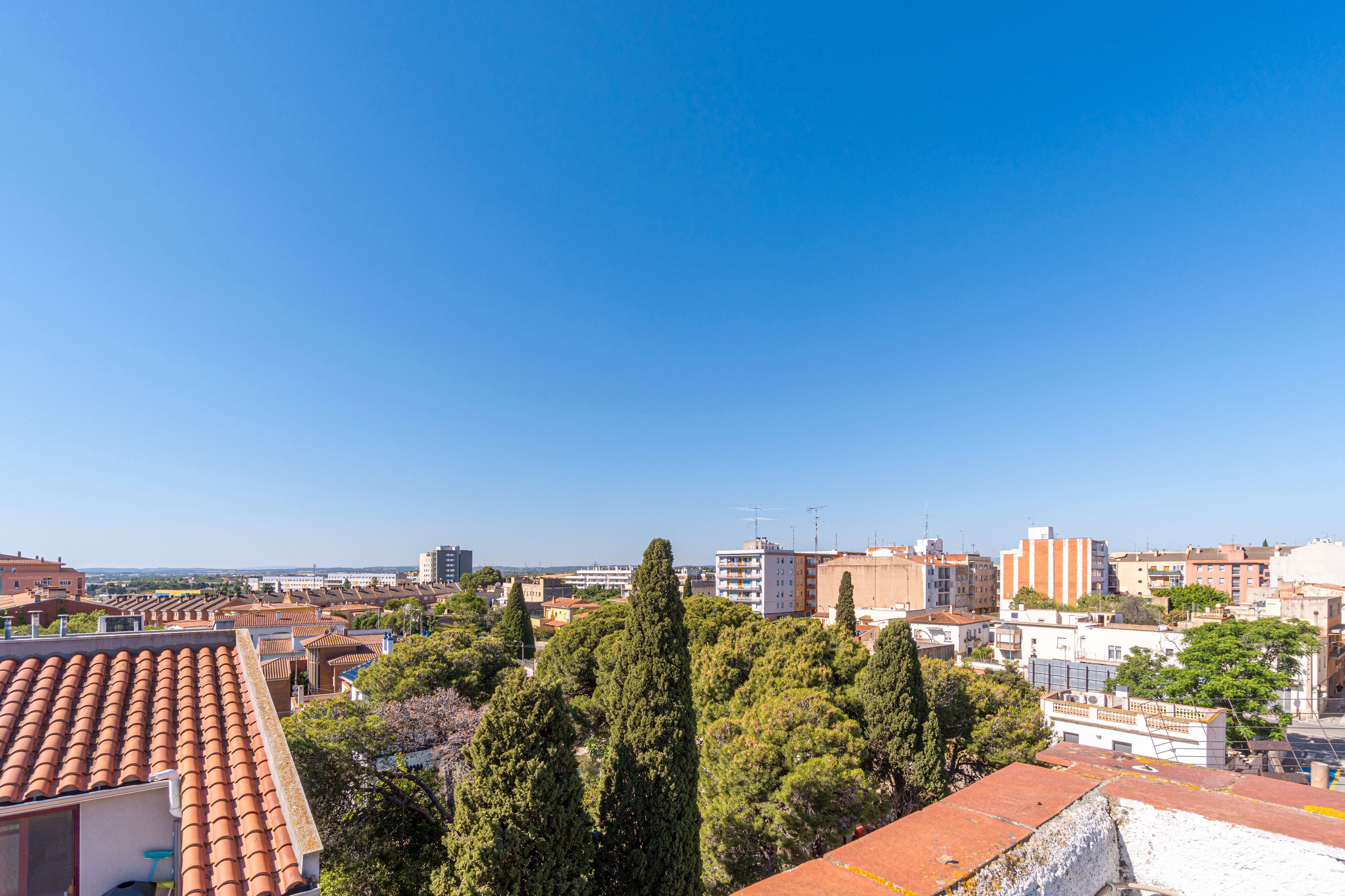 Vista exterior de Edifici en venda en Figueres