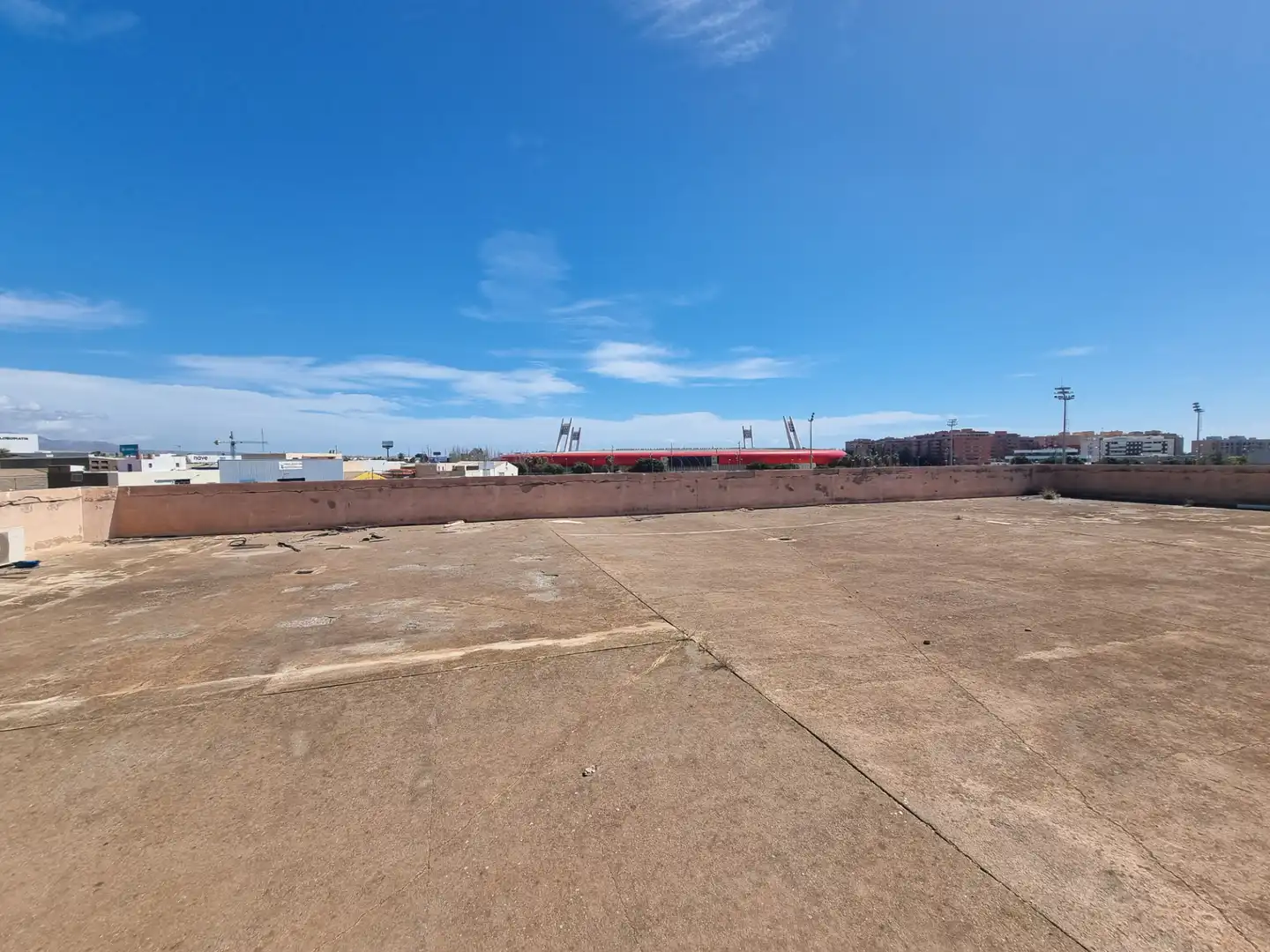 Vista exterior de Nau industrial en venda en Almería amb Calefacció i Alarma