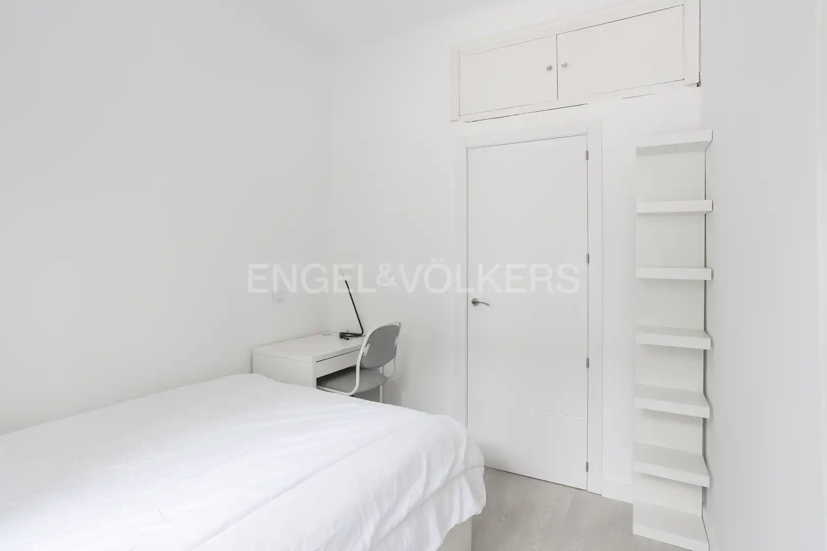 Schlafzimmer von Wohnung zur Miete in Madrid mit Heizung, Parkett und Möbliert