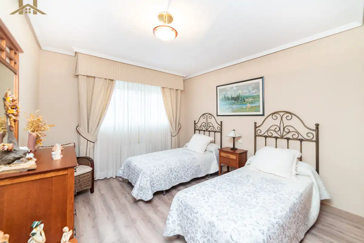 Habitación de Casa adosada en venta en Boadilla del Monte con Aire acondicionado, Calefacción y Jardín privado