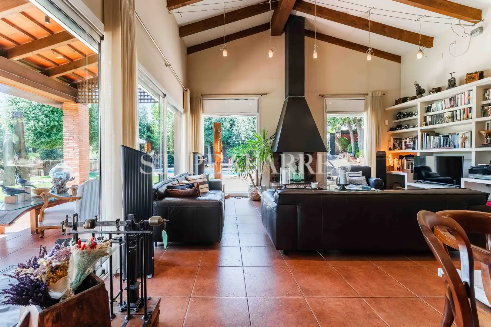 Sala d'estar de Casa o xalet en venda en Barcelona amb Aire condicionat, Calefacció i Jardí privat