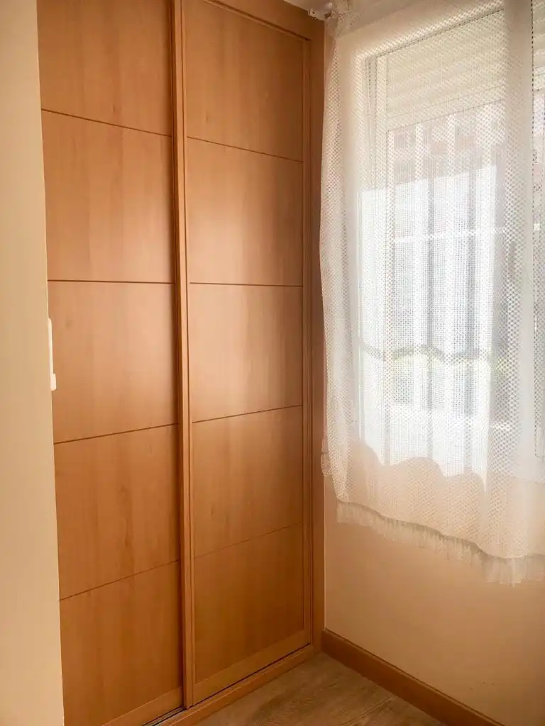 Dormitori de Pis de lloguer en Madrid amb Aire condicionat, Calefacció i Moblat
