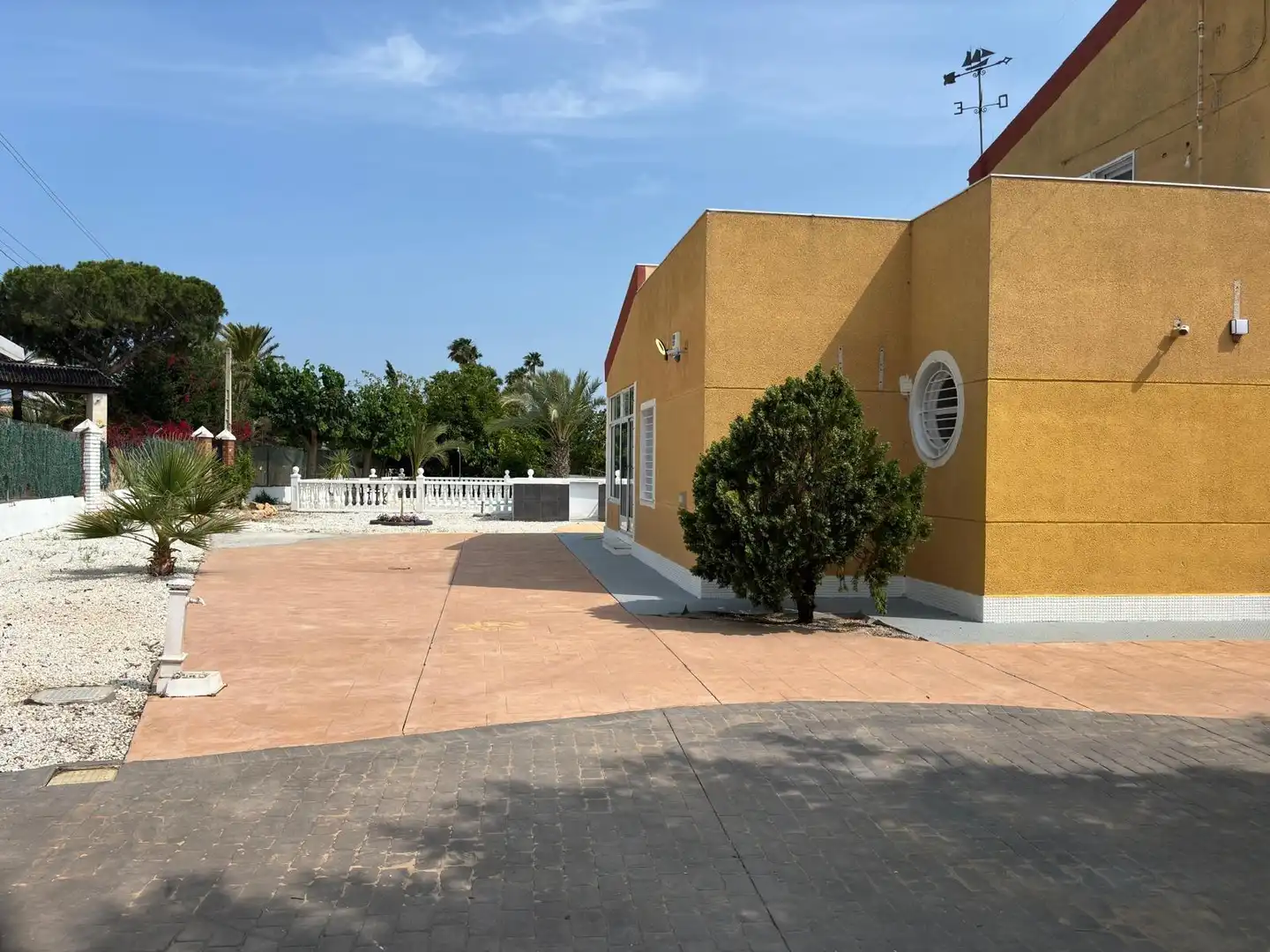 Vista exterior de Casa o xalet en venda en Elche / Elx amb Aire condicionat, Jardí privat i Terrassa