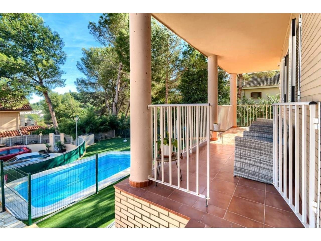 Vista exterior de Casa o xalet en venda en Chiva amb Aire condicionat, Jardí privat i Terrassa