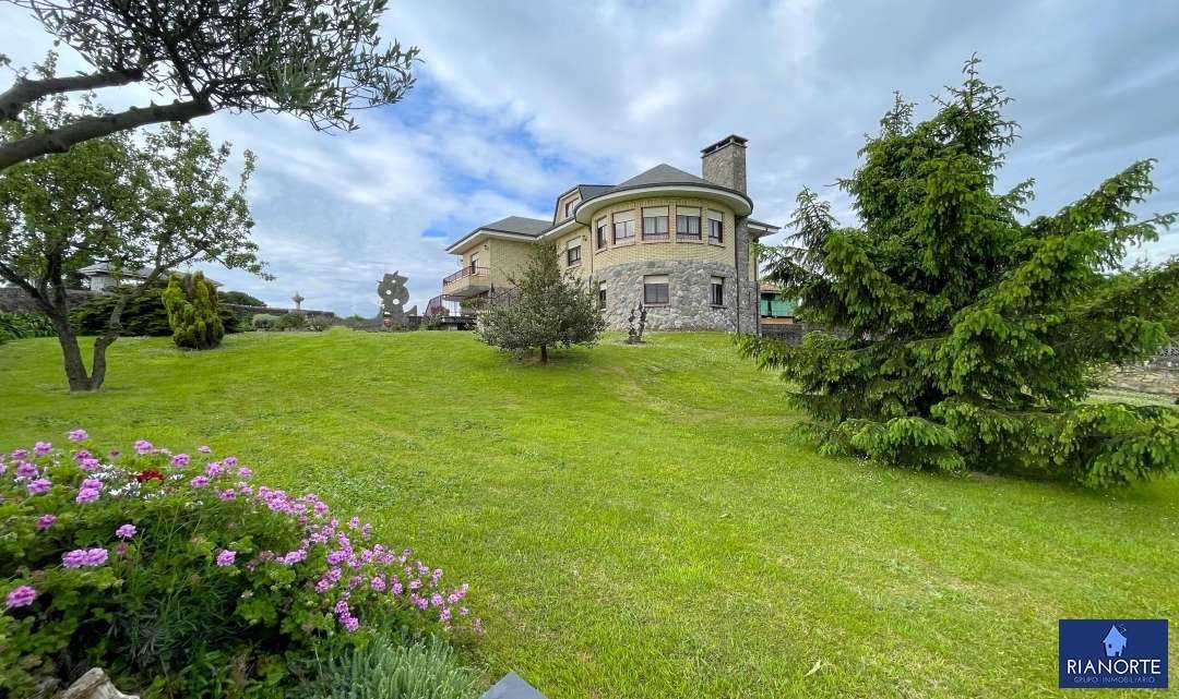Vista exterior de Casa o xalet en venda en Gozón amb Calefacció, Jardí privat i Terrassa