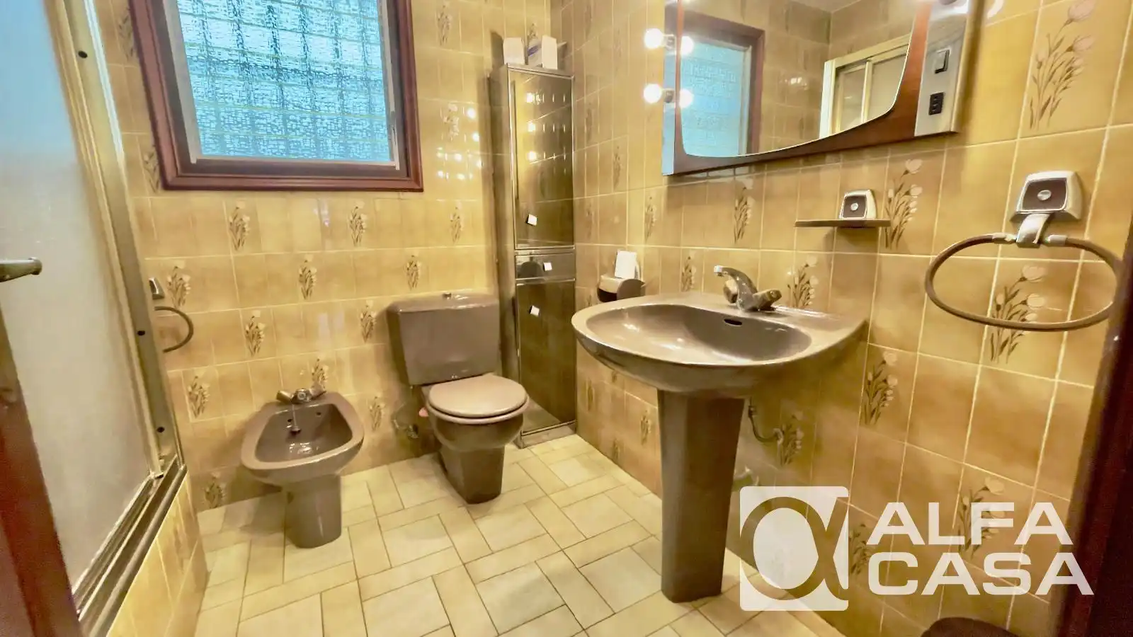 Bathroom of Houses for sale in Canyelles