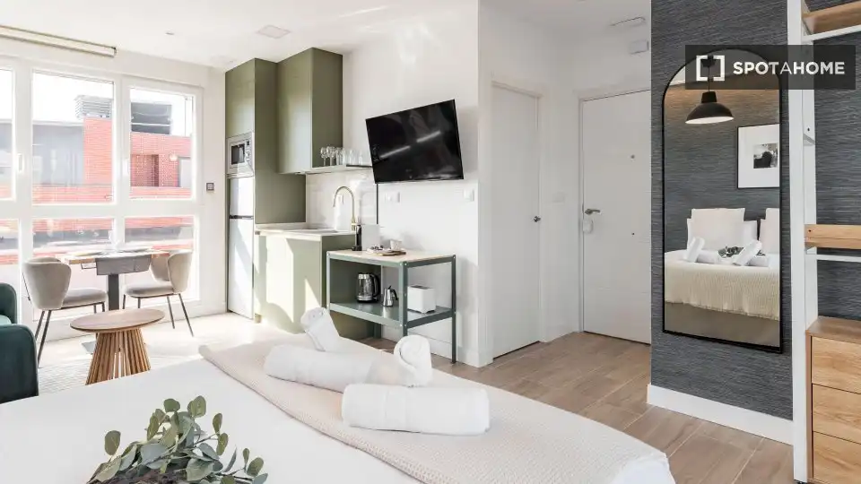 Bedroom of Flat for rent in Madrid  with Air Conditioner, Heating and Furnished