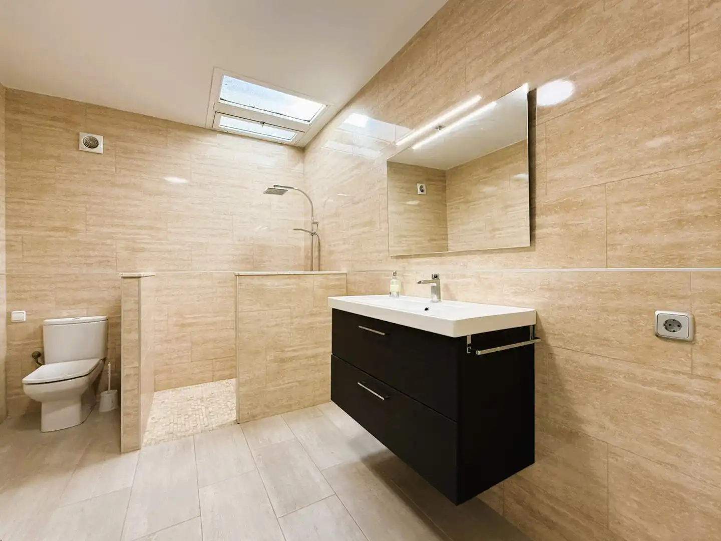 Baño de Casa o chalet en venta en Lliçà d'Amunt con Aire acondicionado, Calefacción y Jardín privado