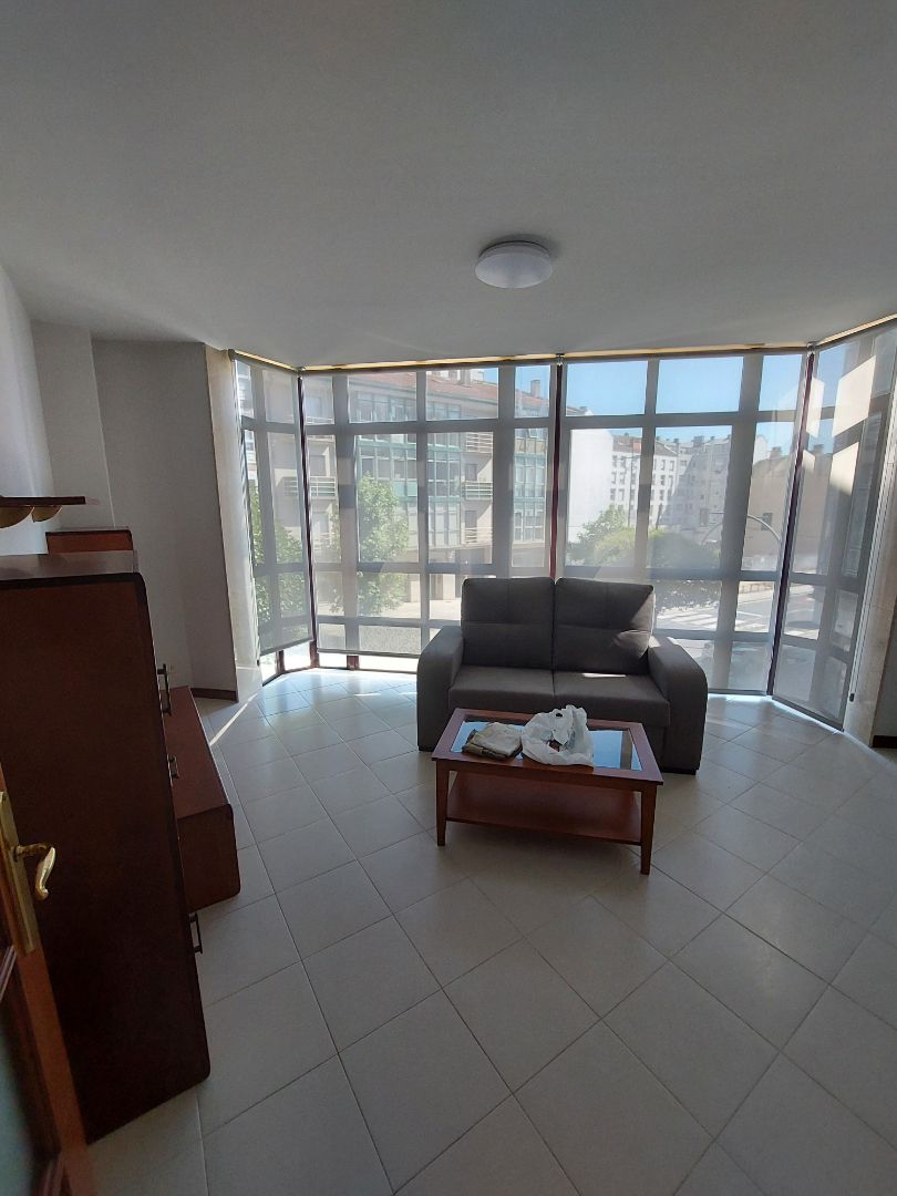 Sala d'estar de Apartament de lloguer en Santiago de Compostela  amb Calefacció, Parquet i Moblat