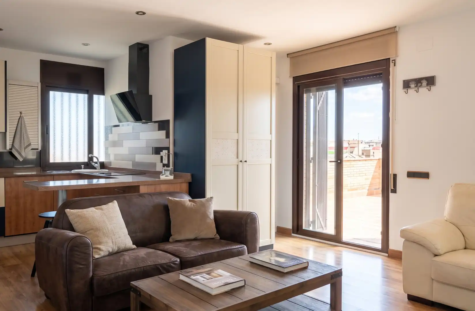 Sala d'estar de Casa o xalet en venda en Viladecans amb Jardí privat, Terrassa i Piscina