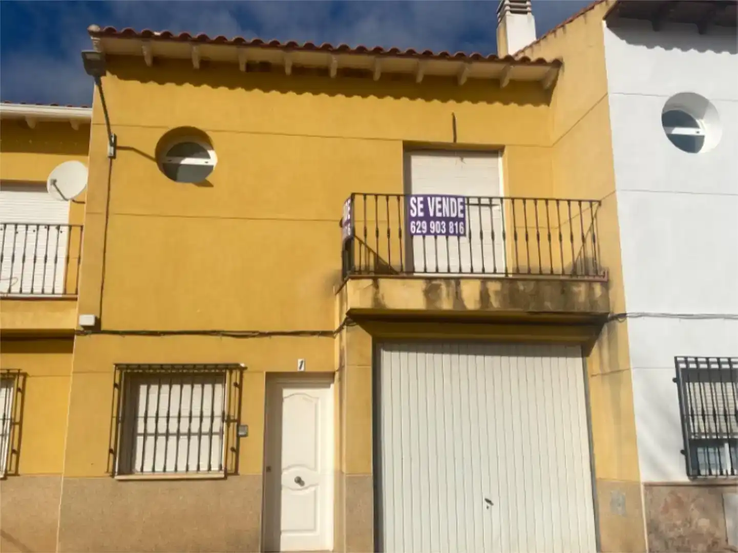 Vista exterior de Casa adosada en venda en Moral de Calatrava amb Balcó