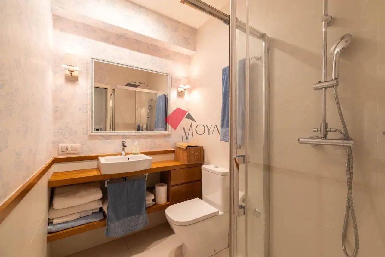 Badezimmer von Wohnung zum Verkauf in Vigo  mit Heizung, Parkett und Abstellraum