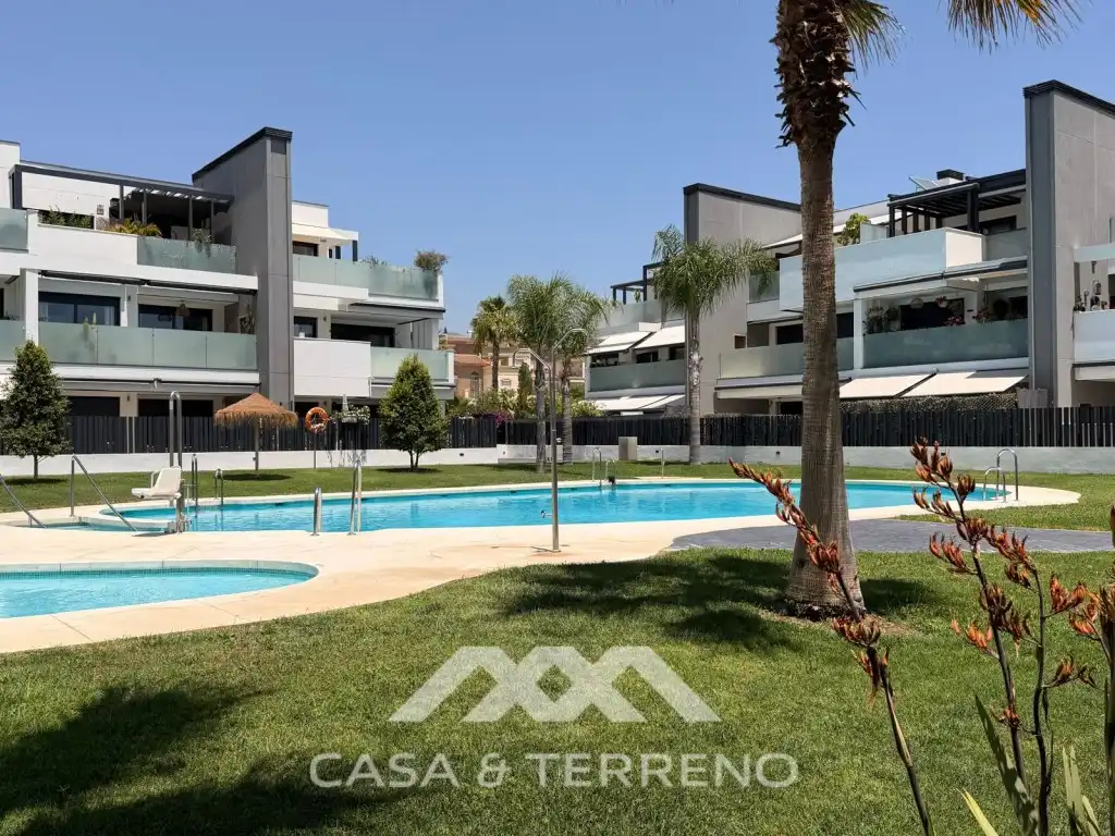 Vista exterior de Apartament en venda en Vélez-Málaga amb Aire condicionat i Piscina comunitària