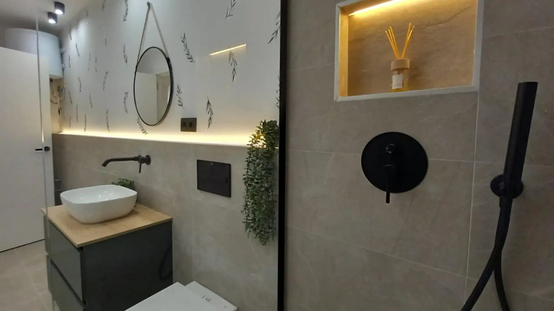 Badezimmer von Wohnung zum Verkauf in Vilanova i la Geltrú mit Parkett