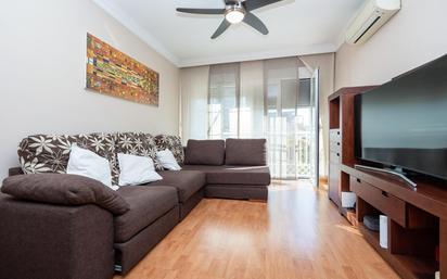 Living room of Flat for sale in  Granada Capital  with Air Conditioner