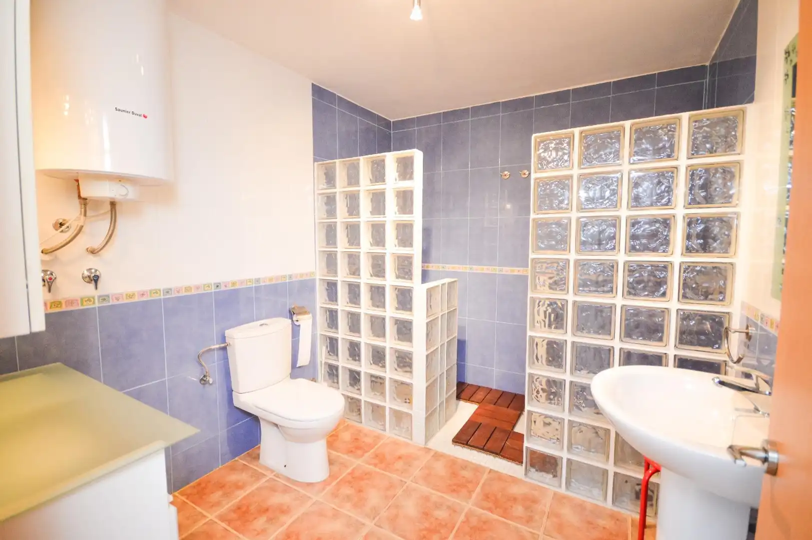 Badezimmer von Einfamilien-Reihenhaus zum Verkauf in Almería mit Klimaanlage und Abstellraum