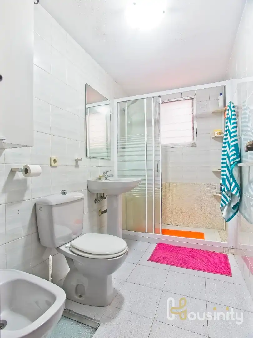 Bathroom of Flat for share in Valencia  with Furnished