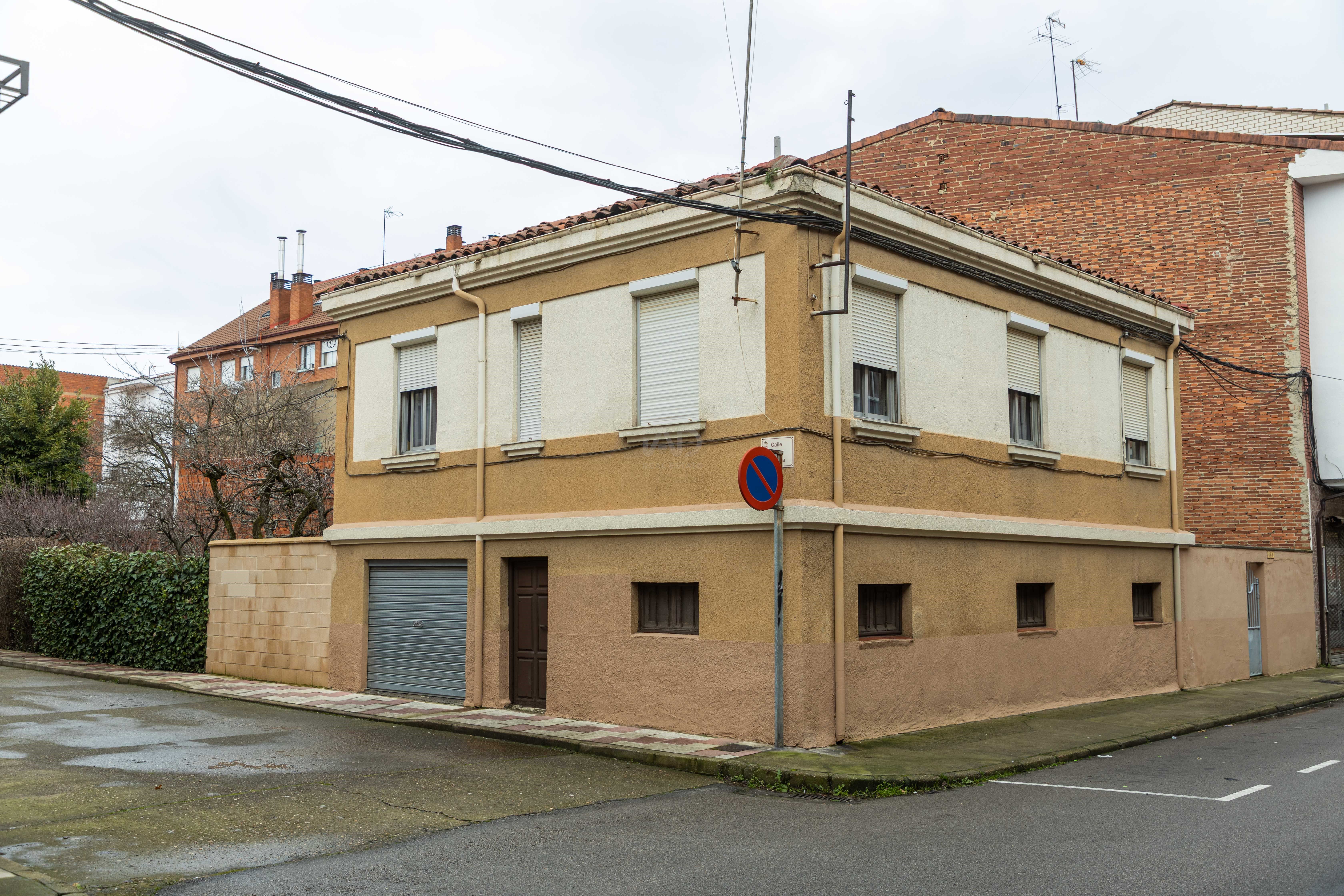 Exterior view of House or chalet for sale in San Andrés del Rabanedo  with Heating