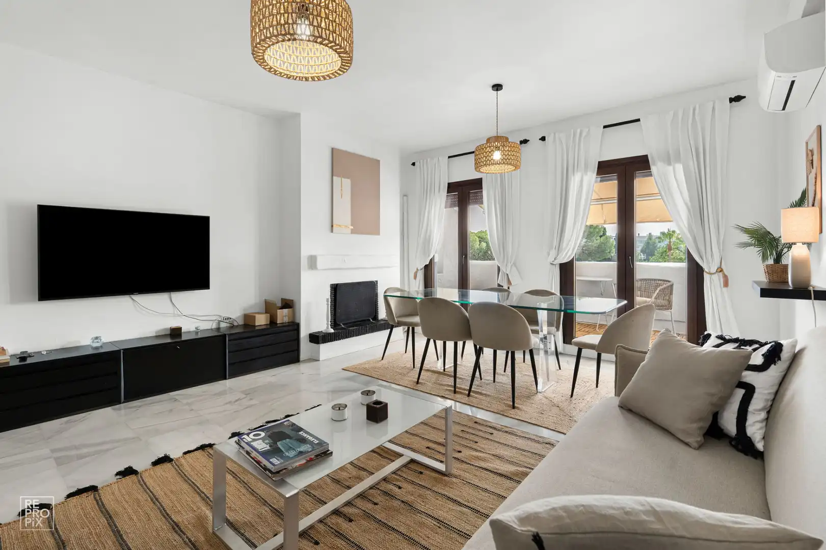 Sala d'estar de Àtic en venda en Nueva Andalucía