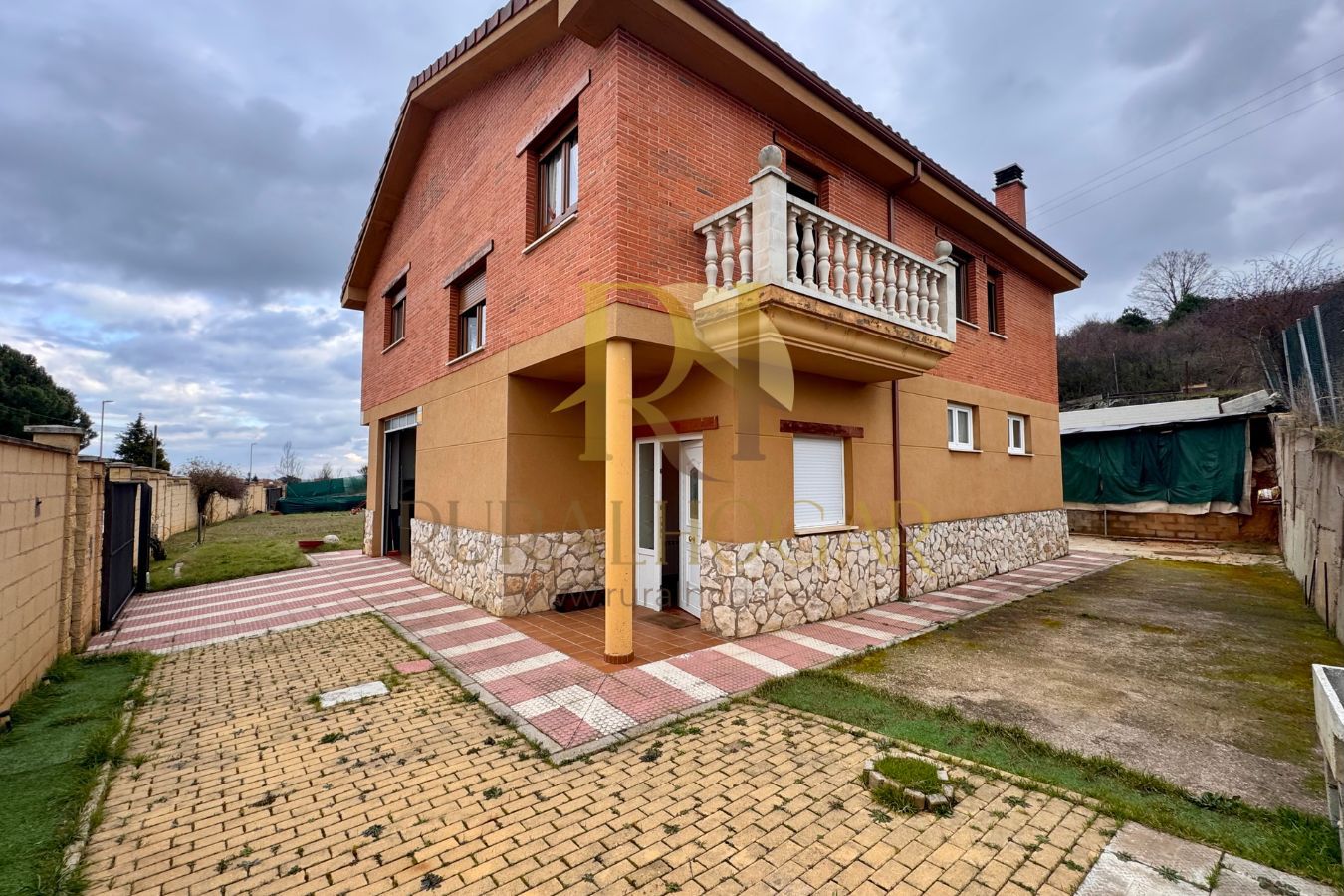 Vista exterior de Casa o xalet en venda en Santovenia de la Valdoncina amb Calefacció, Jardí privat i Terrassa