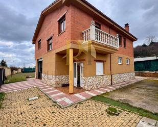 Vista exterior de Casa o xalet en venda en Santovenia de la Valdoncina amb Calefacció, Jardí privat i Terrassa