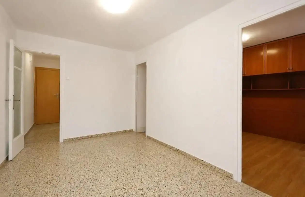Piso en venta en L'Hospitalet de Llobregat con Terraza y Balcón