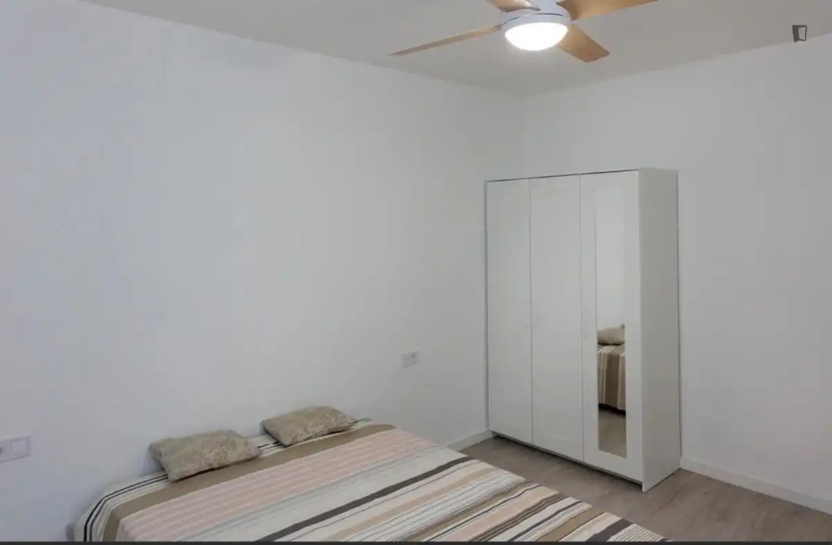 Habitación de Apartamento para compartir en L'Hospitalet de Llobregat con Amueblado, Horno y Lavadora