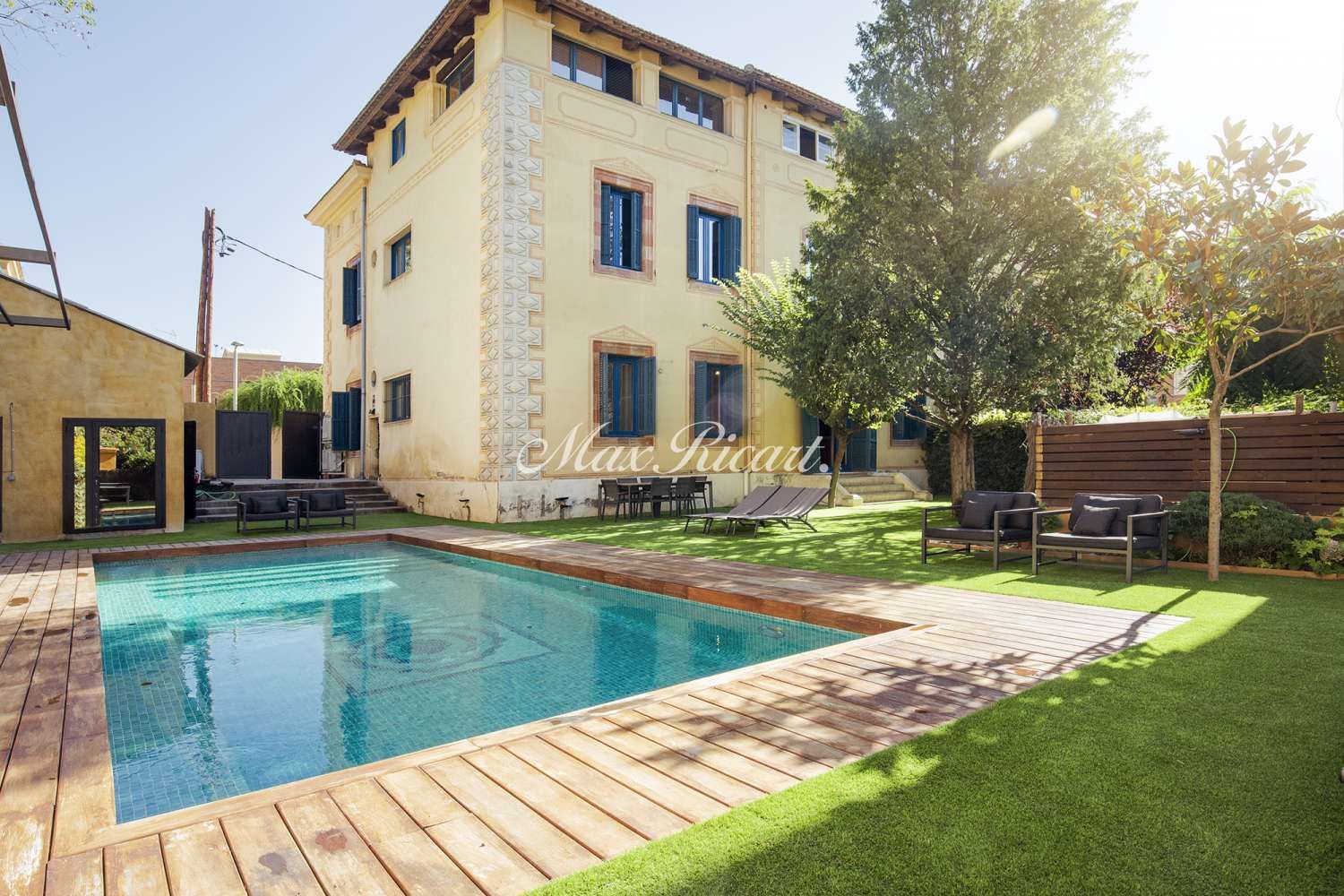 Exterior view of Duplex to rent in  Barcelona Capital  with Air Conditioner, Heating and Swimming Pool