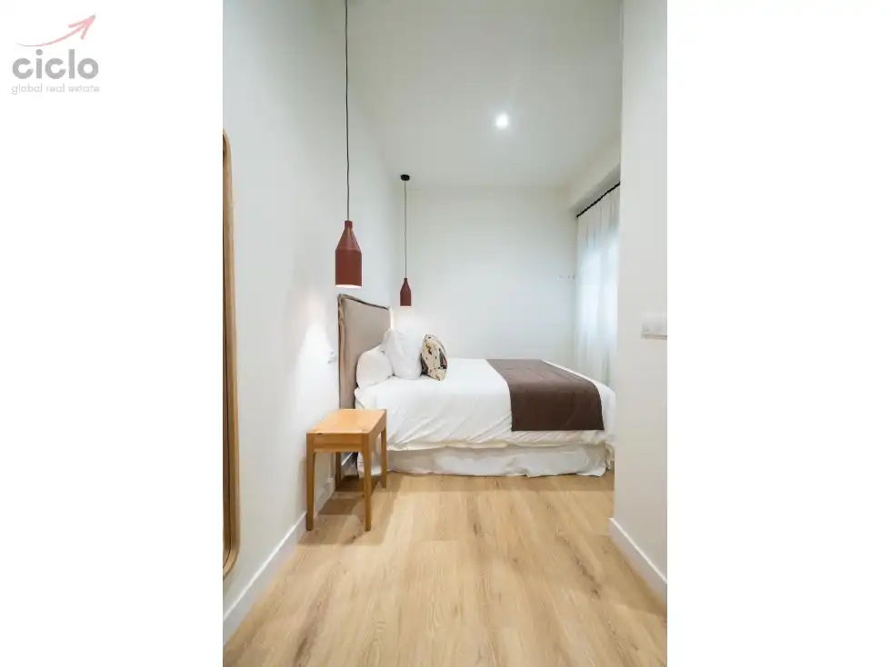 Habitación de Piso de alquiler en Sevilla con Terraza, Piscina y Amueblado