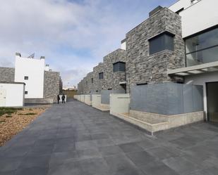 Vista exterior de Casa adosada en venda en Arroyo de la Encomienda amb Terrassa, Piscina i Balcó