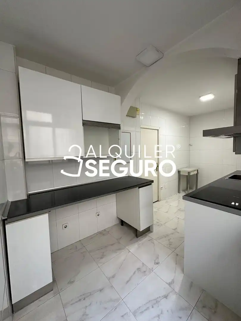 Cuina de Pis de lloguer en Madrid amb Calefacció i Terrassa