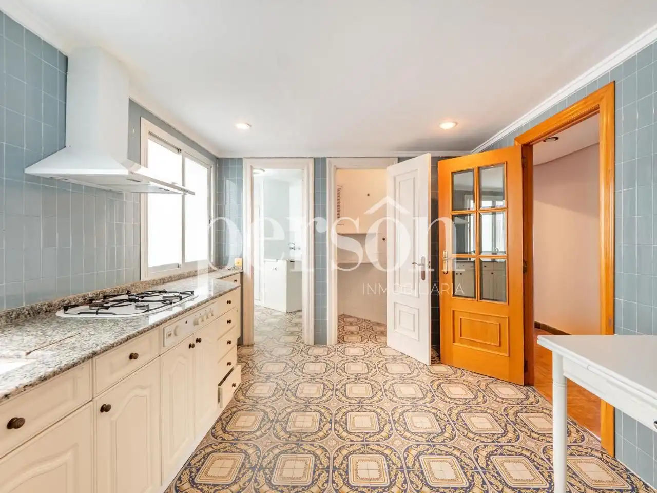 Kitchen of Flat for sale in Valencia  with Parquet flooring and Balcony