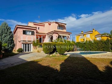 Xalet amb piscina en venda a Montealegre