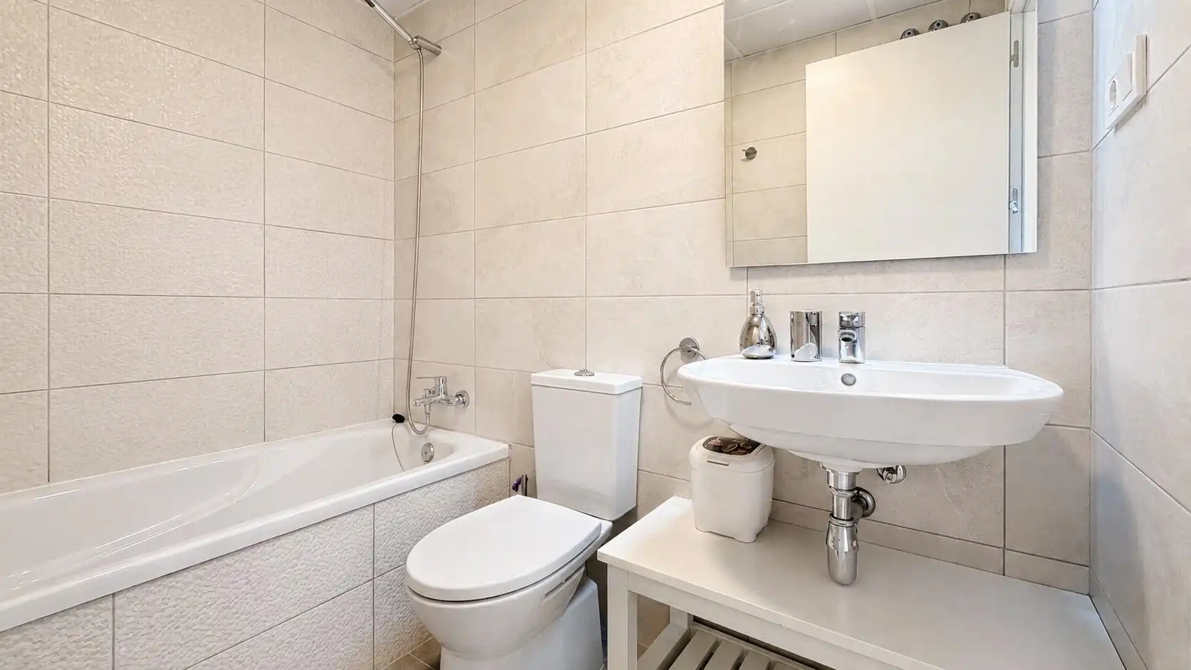 Badezimmer von Wohnung zur Miete in Valencia mit Klimaanlage, Terrasse und Balkon