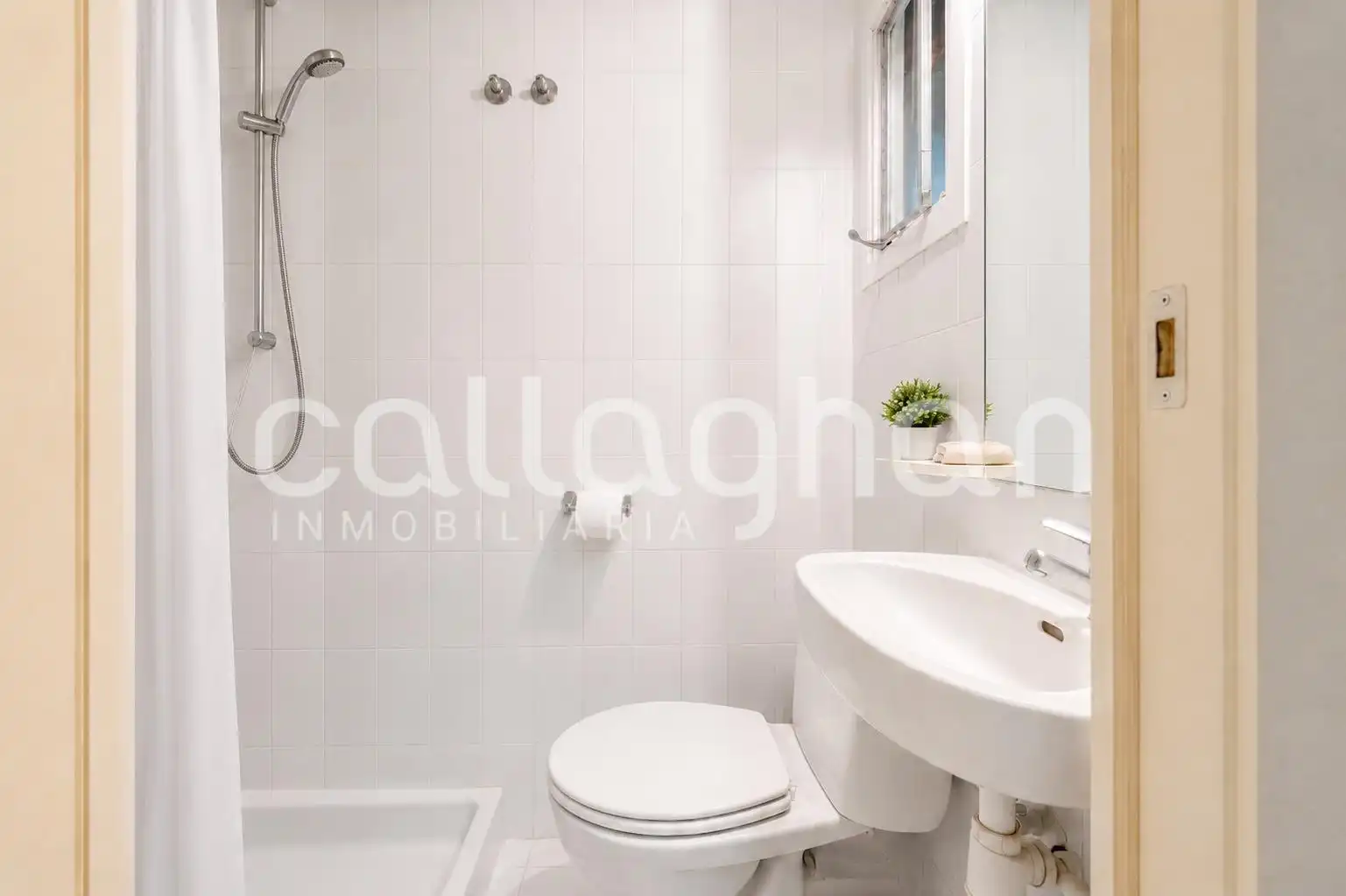 Bathroom of Flat for sale in Valencia  with Air Conditioner, Heating and Terrace