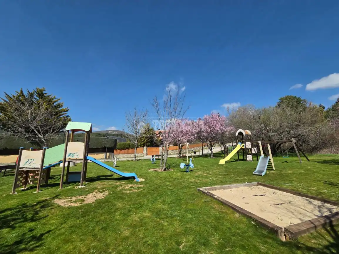 Garden of Detached homes for sale in Collado Mediano