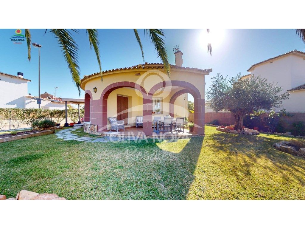 Vista exterior de Casa o xalet en venda en Oliva amb Jardí privat