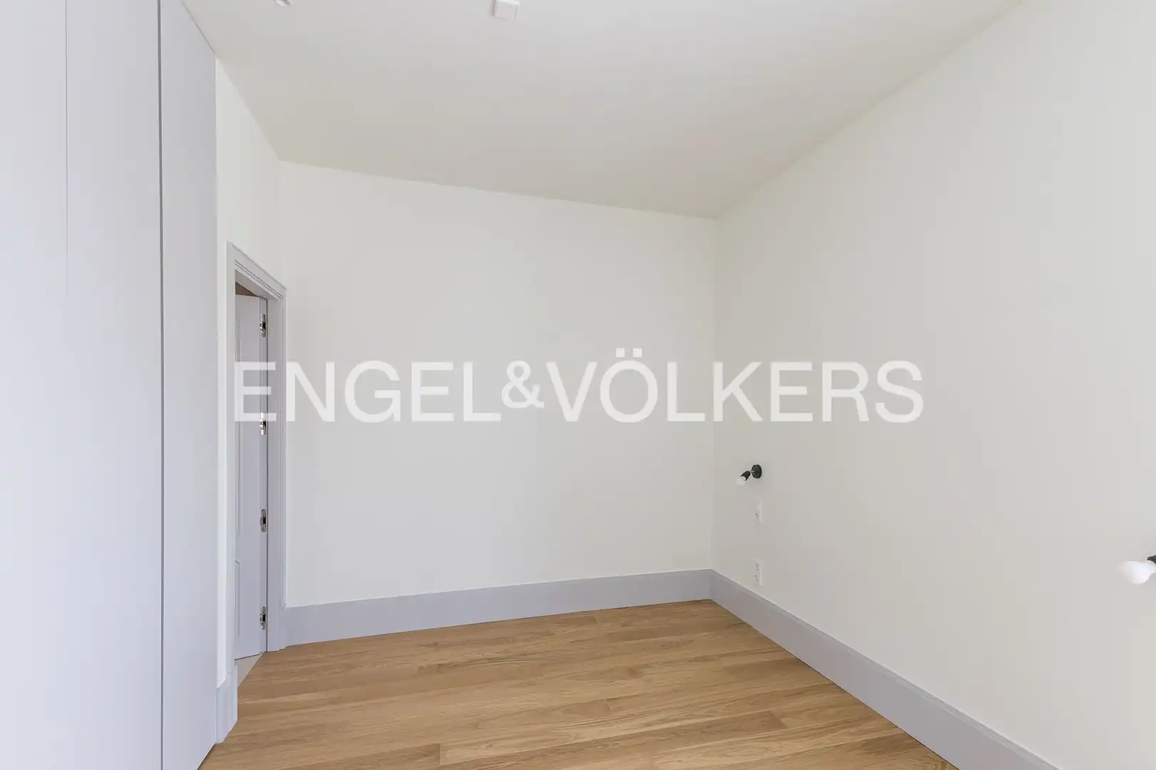 Schlafzimmer von Dachboden zur Miete in Madrid mit Klimaanlage, Heizung und Terrasse