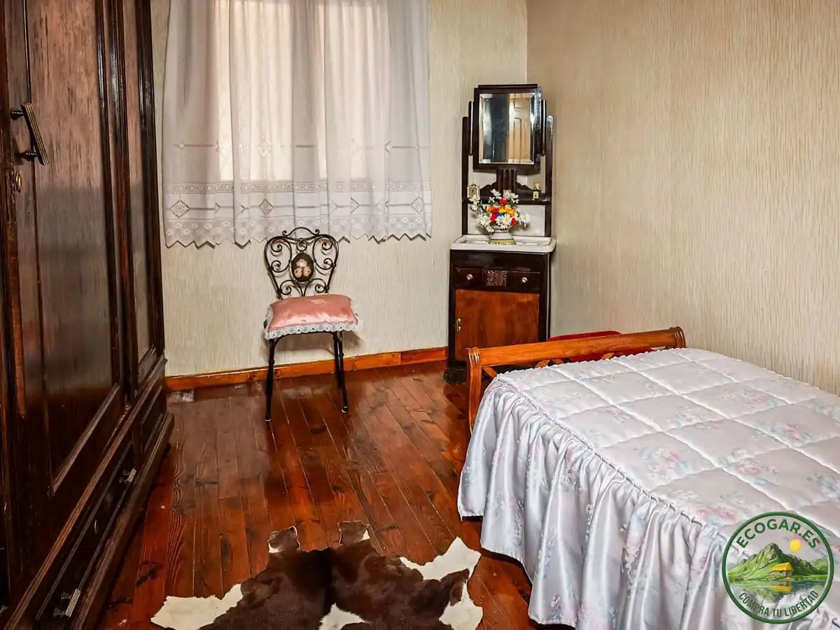 Dormitori de Casa o xalet en venda en Vega de Valcarce amb Calefacció, Jardí privat i Parquet